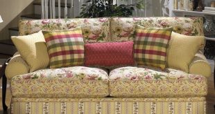 Awesome cottage floral sofa. Iu0027m getting so I just adore sofas comprised of floral sofas and chairs