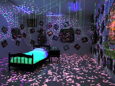 Awesome pretty ultimate teen blacklight room. teenage bedroom lighting ideas