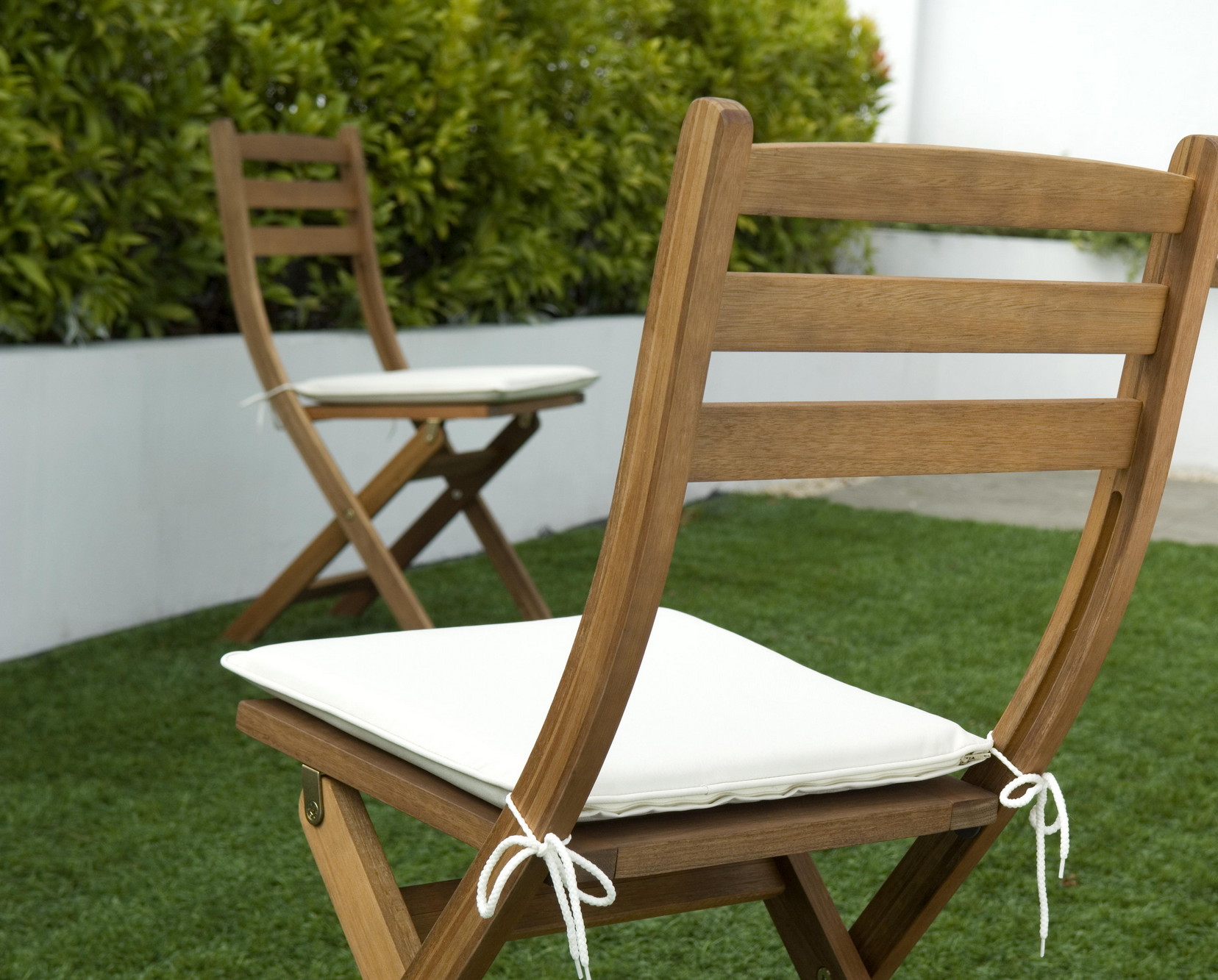 Cool Choose the right style and size wooden garden recliners
