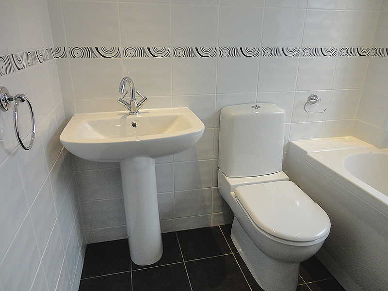 Modern The white suite with fully tiled walls and floor fully fitted bathrooms