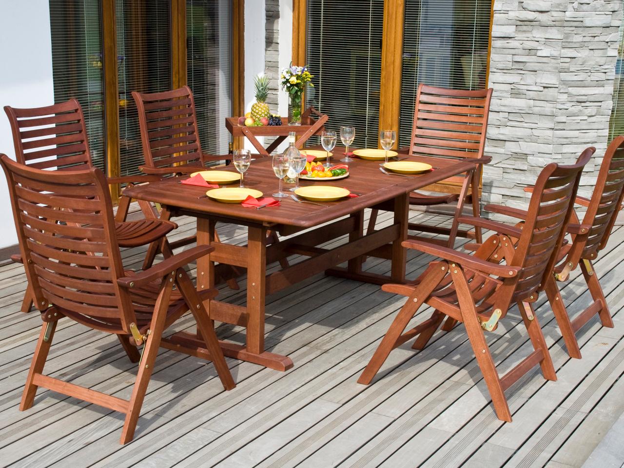Choosing the right wood outdoor furniture for a field party
