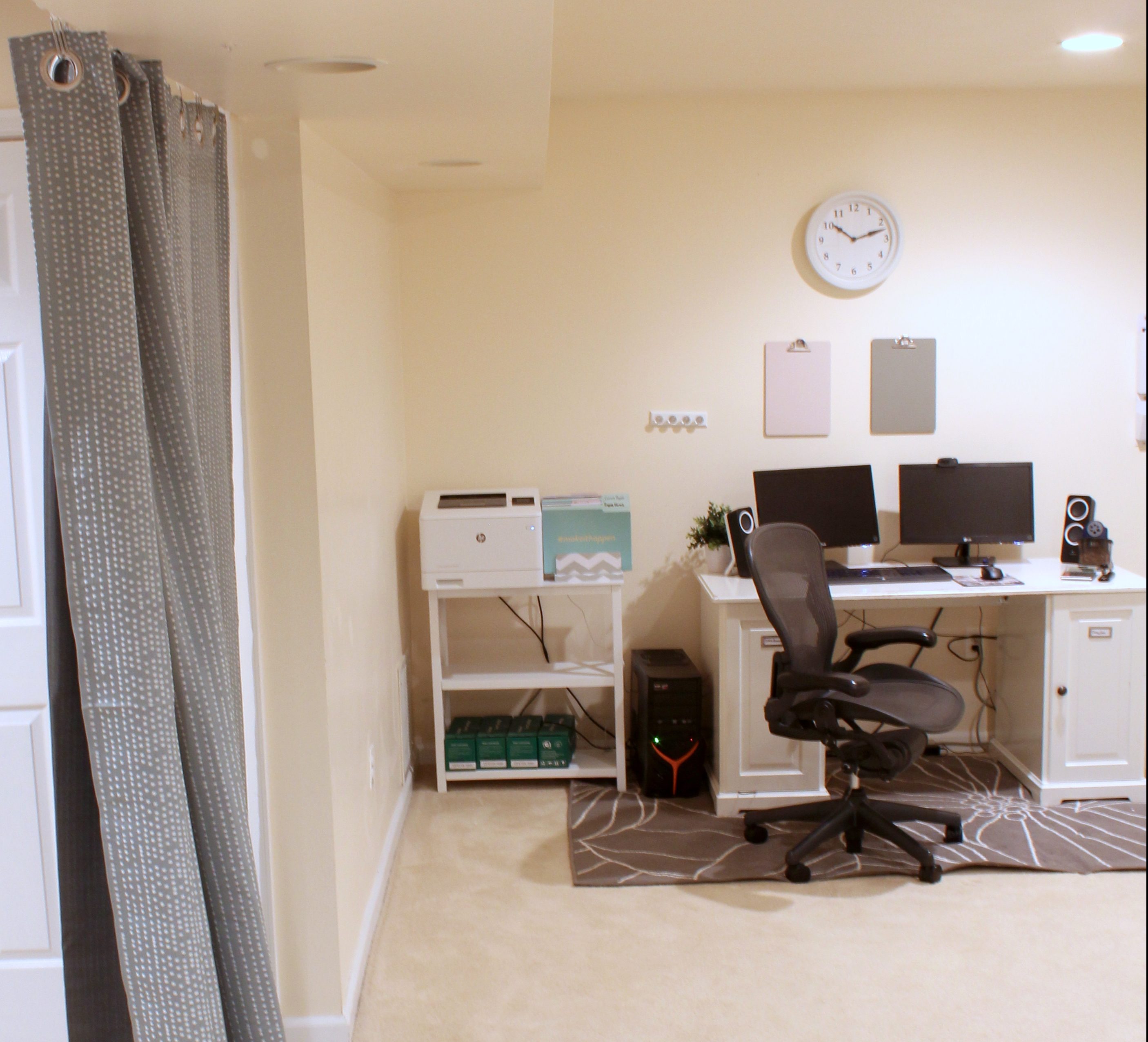 These home office ideas on a budget are exactly what I needed to get my home