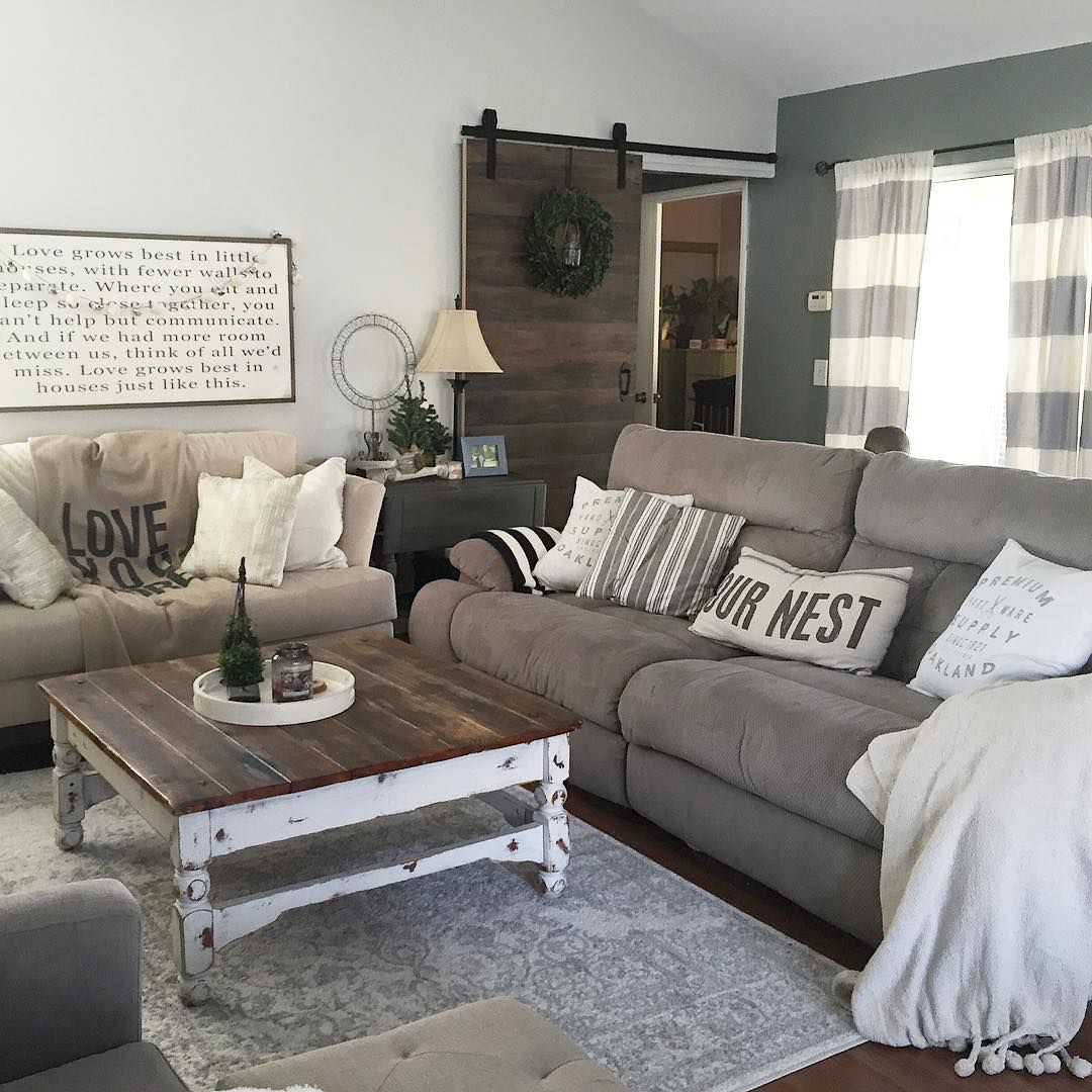 This country chic living room is everything! @rachel_bousquet has us  swooning!