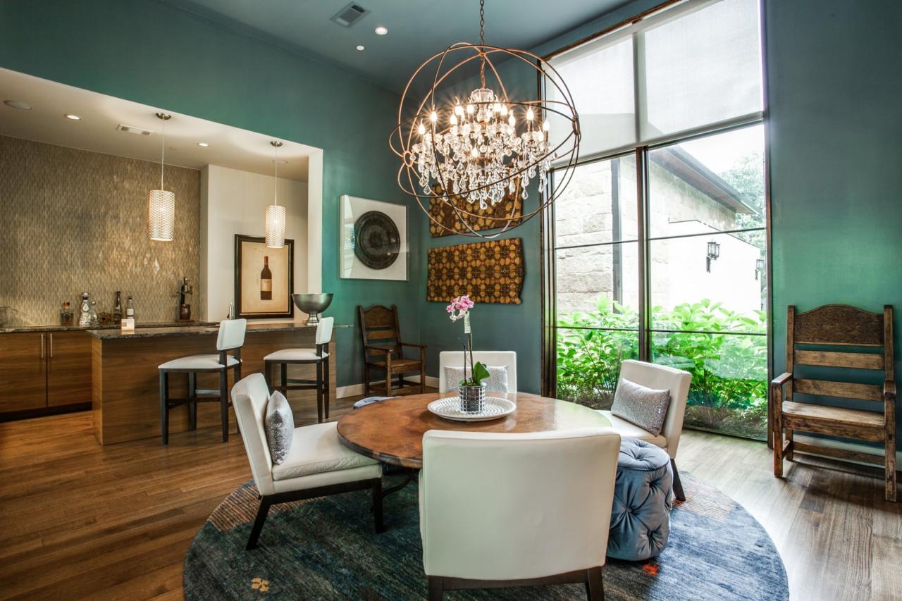 Casual Dining Area: High Style Meets Function in Dallas