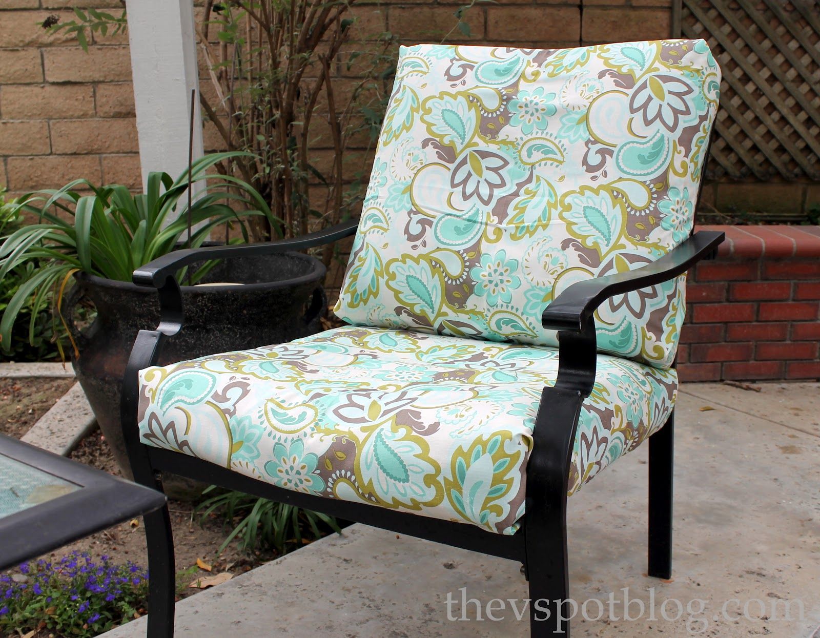 No Sew Project: How to recover your outdoor cushions using fabric and a  glue gun. » The V Spot