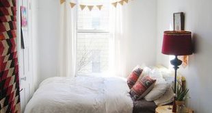 The bed is all cute and tucked away over there :) | Good idea for small  bedrooms