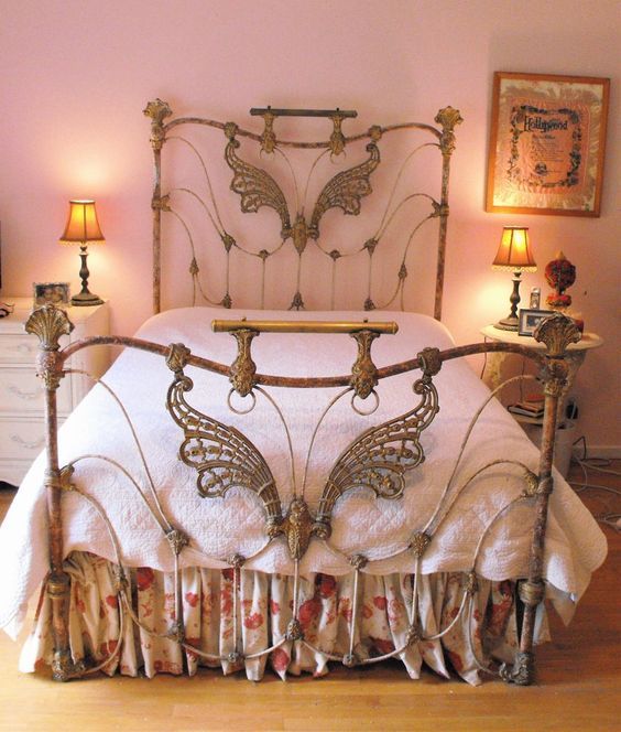 Decorate the bed with metal headboards