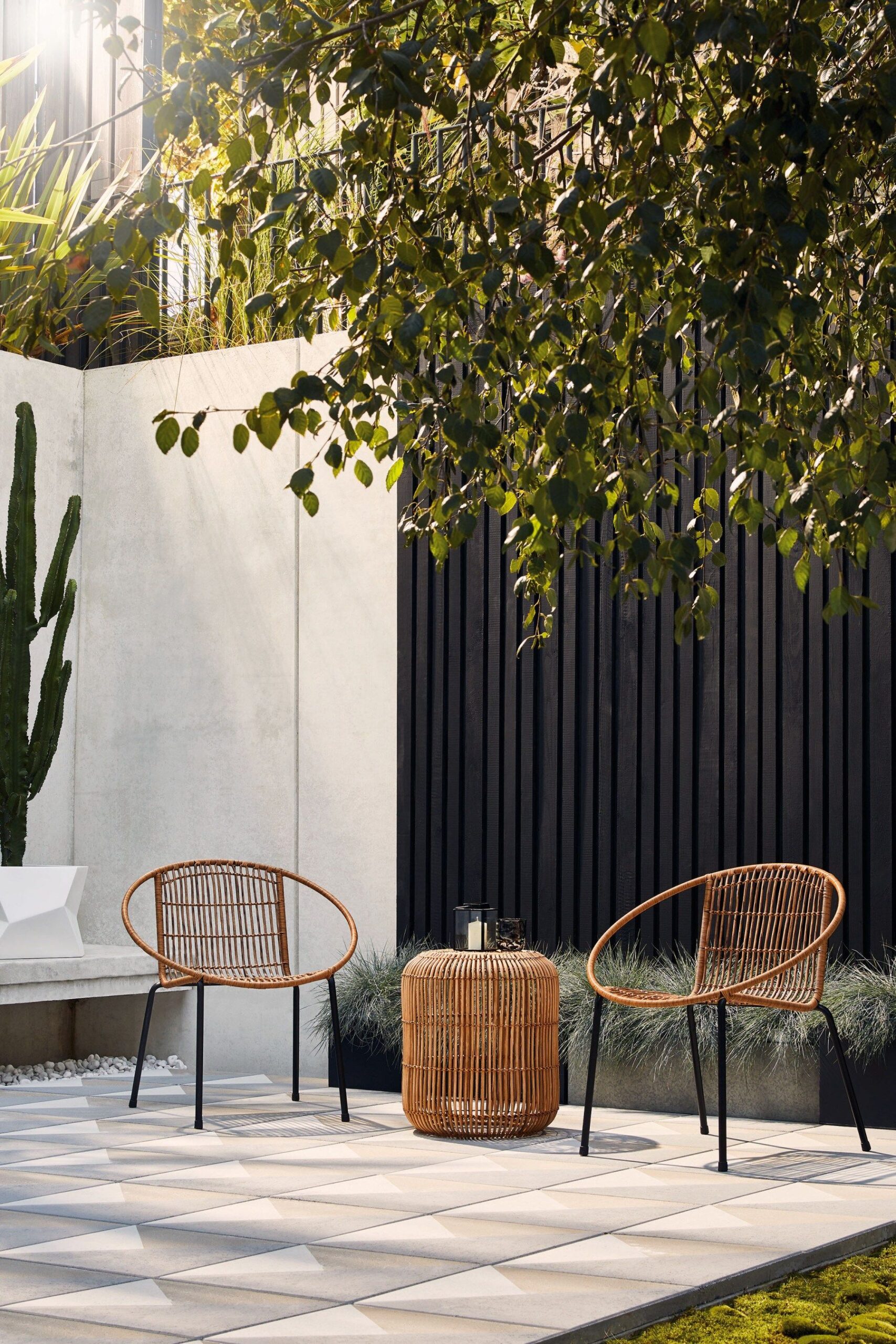 Utilise the outdoor space by fixing
contemporary outdoor furniture
