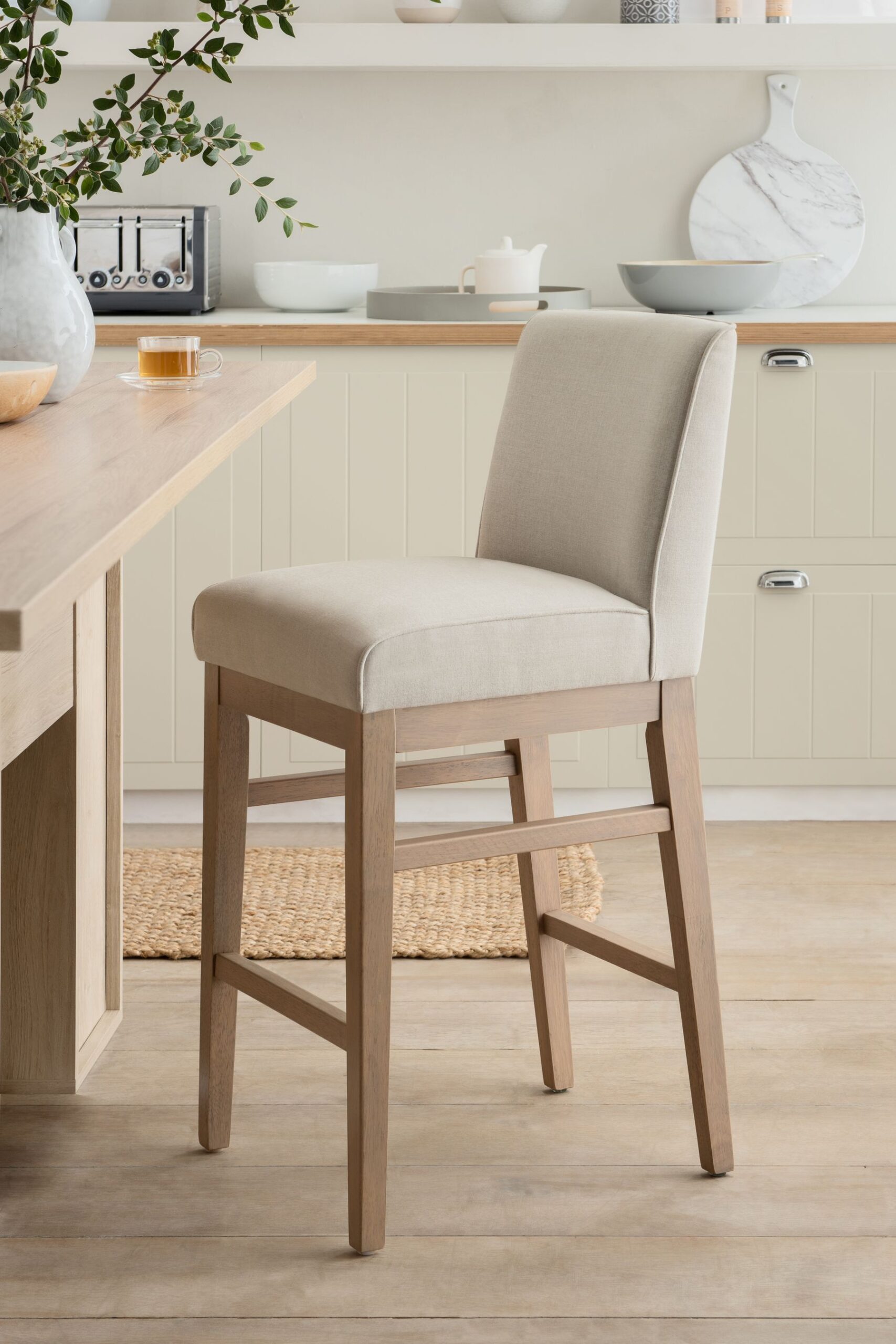 How to pick the perfect design of
  bar  stools with backs and arms ?