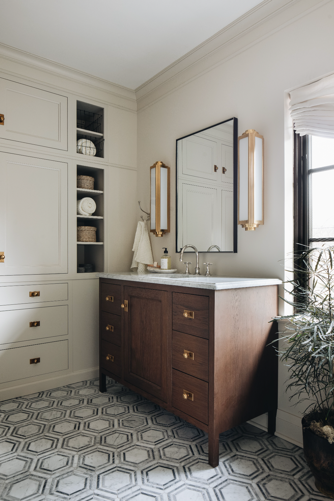 Create a royal look with Bathroom Vanity