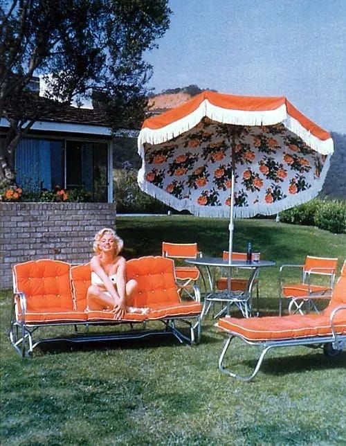 Shades to shake of your fatigue –
Colorful Garden Umbrellas