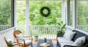 27 Stunning Screened Porch Flooring Ideas Featuring Patterned Rugs for Cozy Outdoor Living
